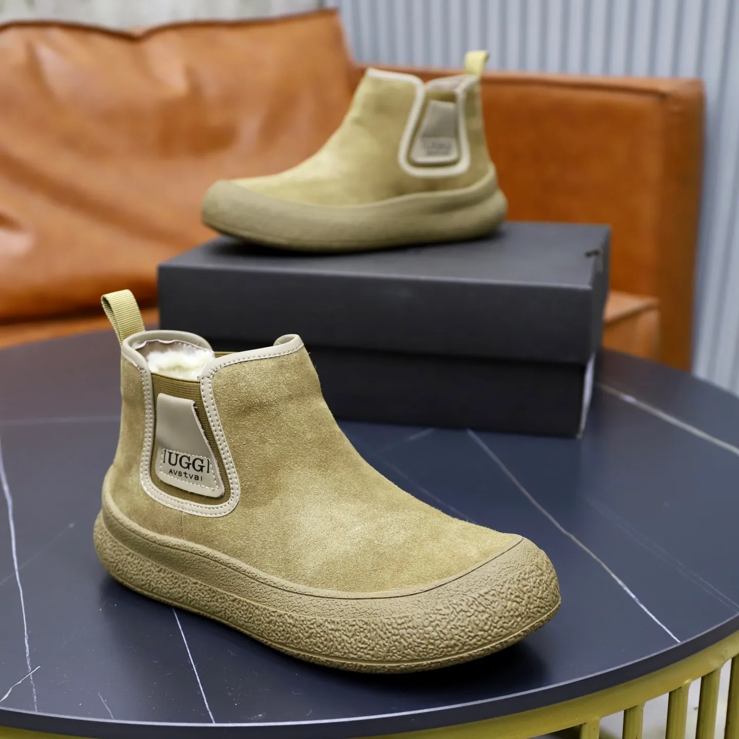 Ex-factory price: 580💰Thick wool imported from Australia Brand: UGG genuine purchase Size: 39-44 Grade: Official website 1:1 Material: First layer of genuine leather waterproof and anti-freeze upper Real wool lining Original non-slip soft wear-resistant outsole Style category: Men's casual shoes Trendy style Comfortable on the feet Color: Official website color synchronization